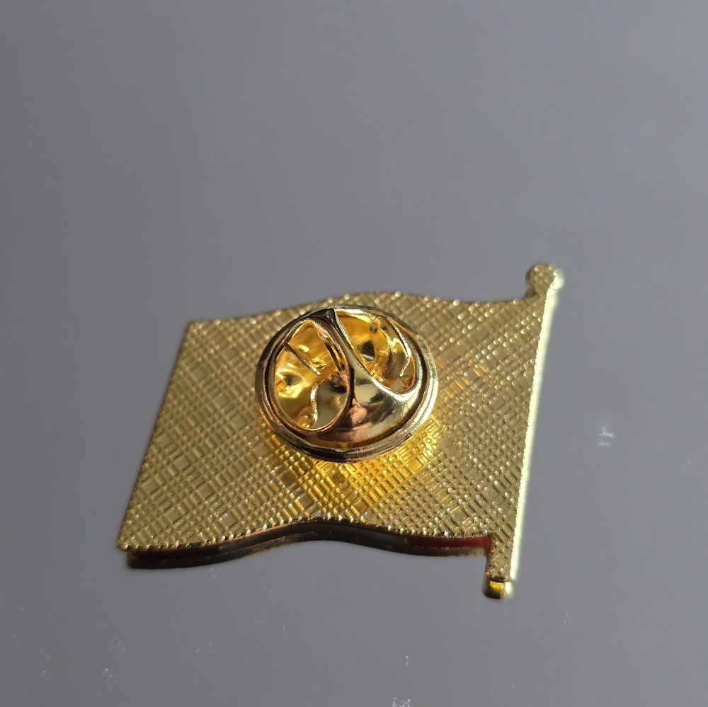 Canadian Flag Enamel Pin - Picture 3 of 4